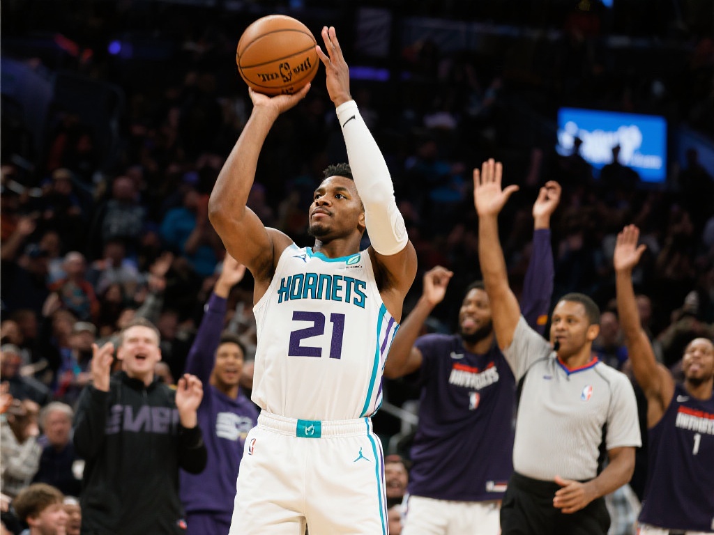 球迷翘首以 球迷翘首以